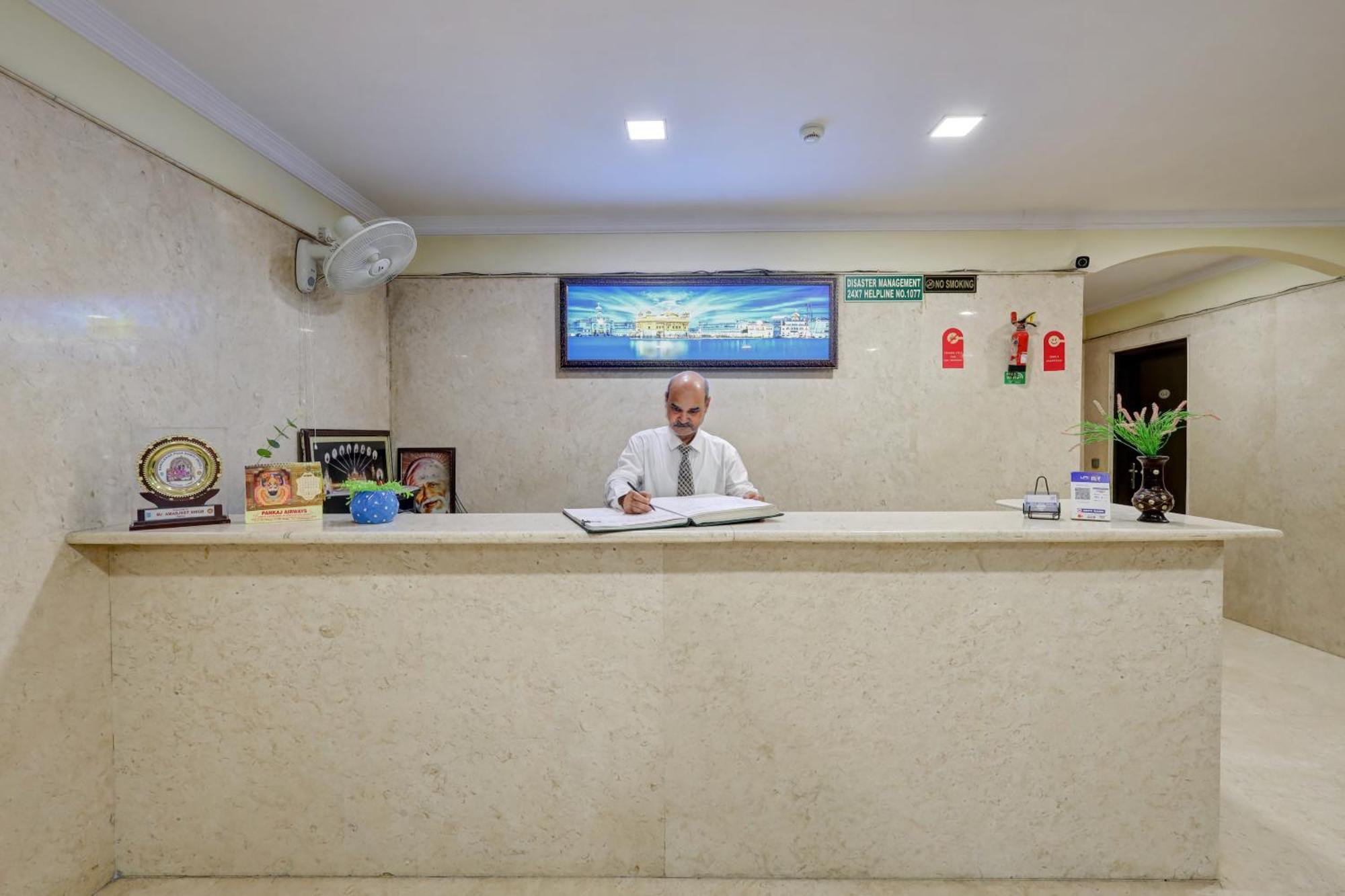 Hotel Singh Palace Дели Экстерьер фото
